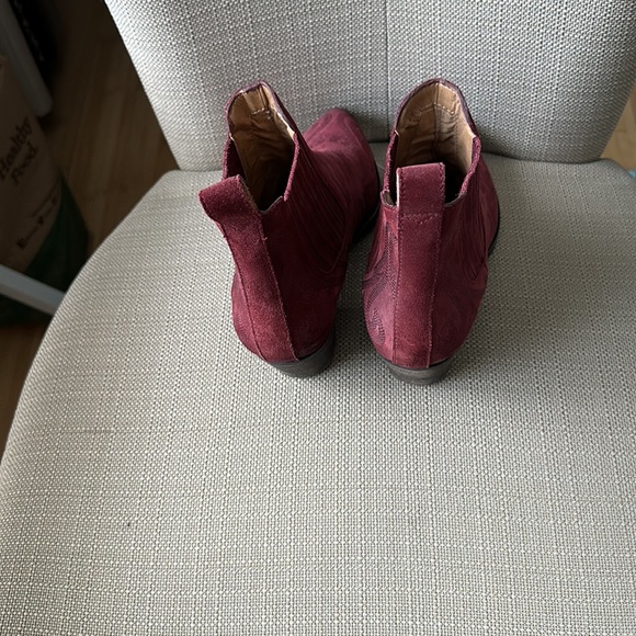 Beautiful red suede bootie style boots. Pull on no zipper - Picture 4 of 8